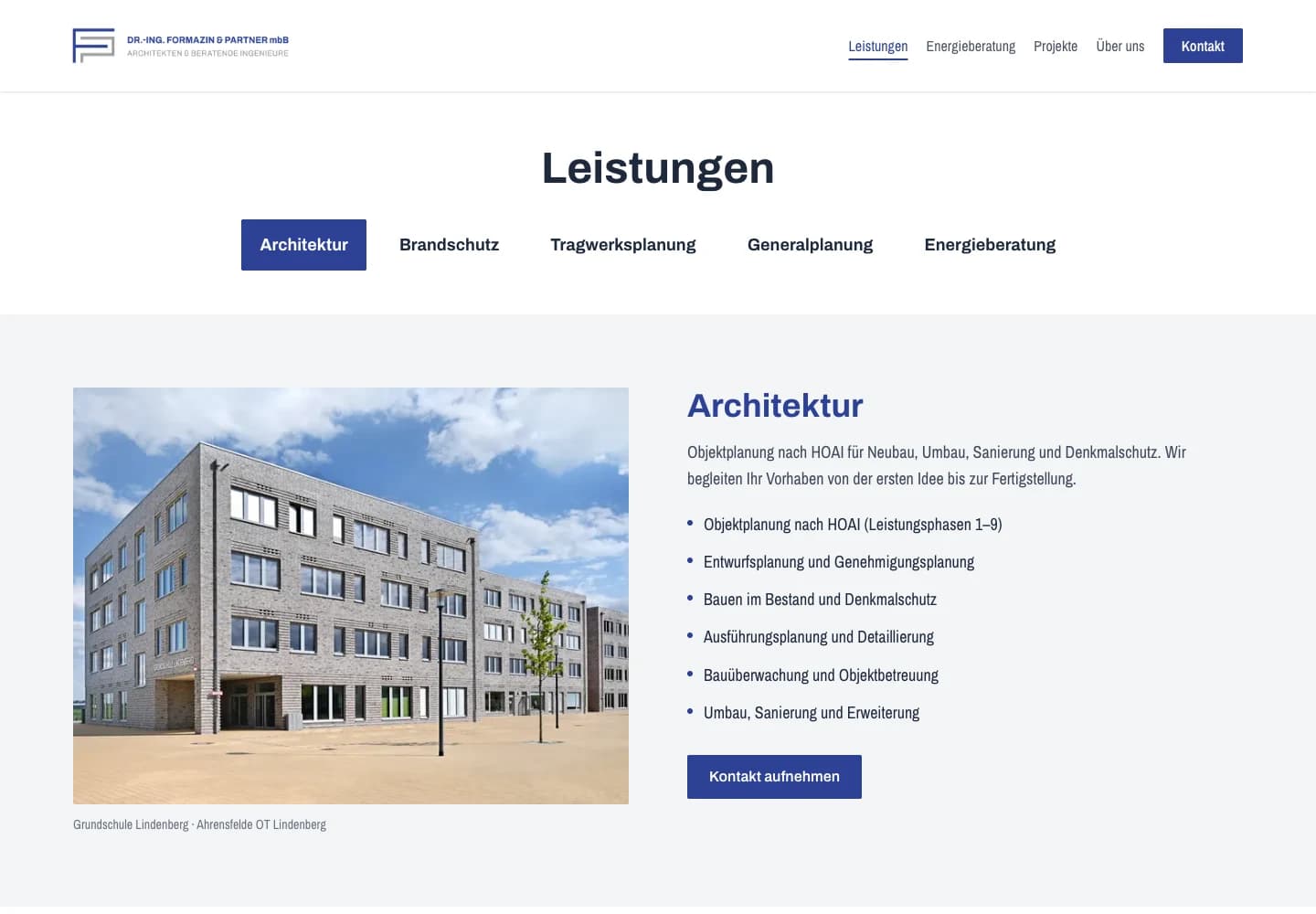 Leistungsübersicht der Formazin-Website mit Architekturtext und echtem Projektfoto der Grundschule Lindenberg