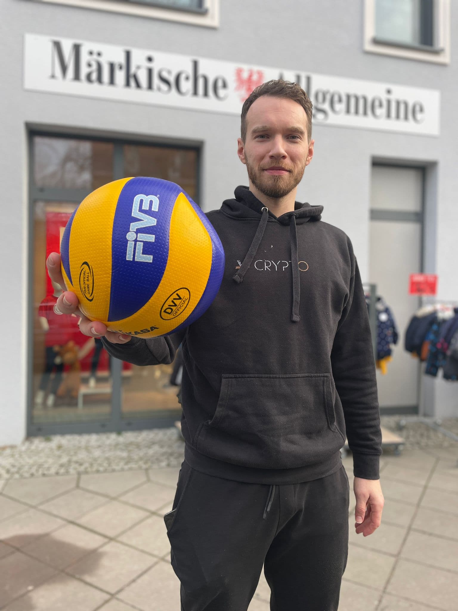 Denis Kaliberda mit Volleyball vor dem Märkische-Allgemeine-Gebäude